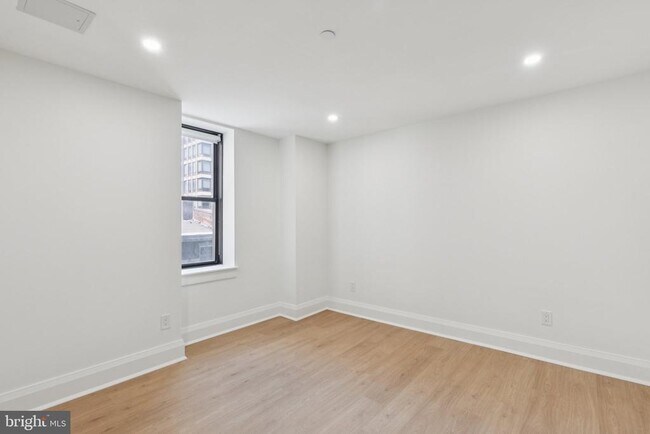 Building Photo - 135 S 19th St