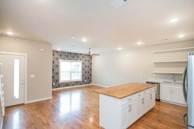 Building Photo - 3637 Hydes Ferry Rd