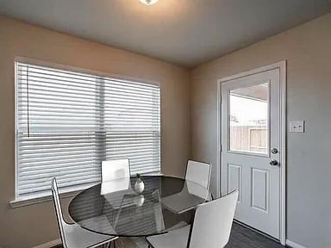Building Photo - 976 Lake View Cir W