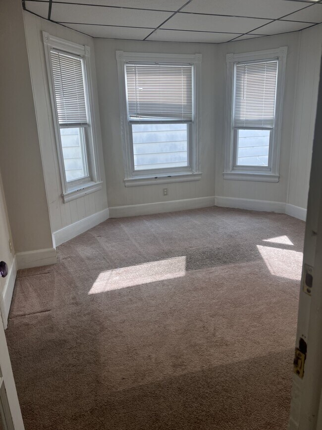 Building Photo - 628 E Lincoln Hwy