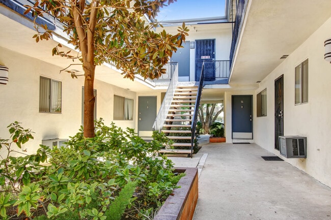 Building Photo - 6219 Reseda Blvd