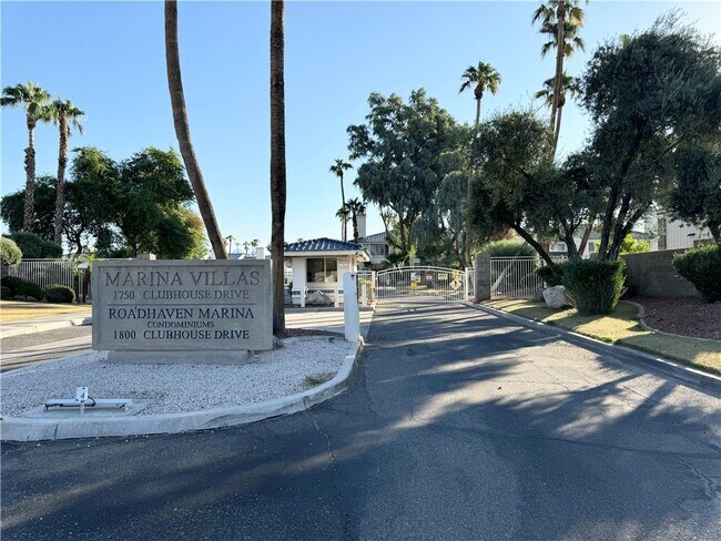 Building Photo - 1800 Club House Dr