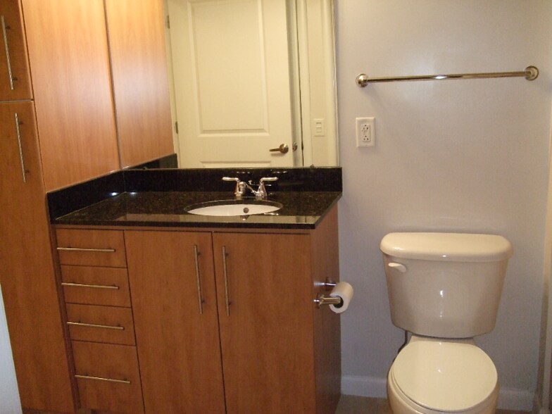 Building Photo - 1021 N Garfield St