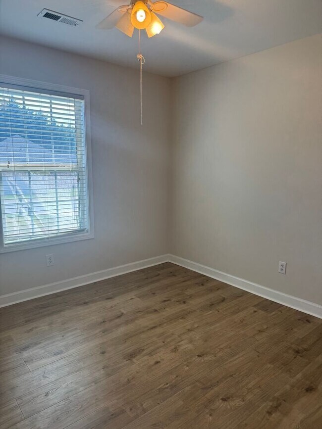 Building Photo - Updated 3 bedroom