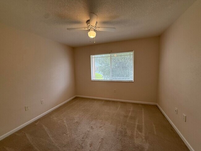 Building Photo - 211 SW Palm Dr