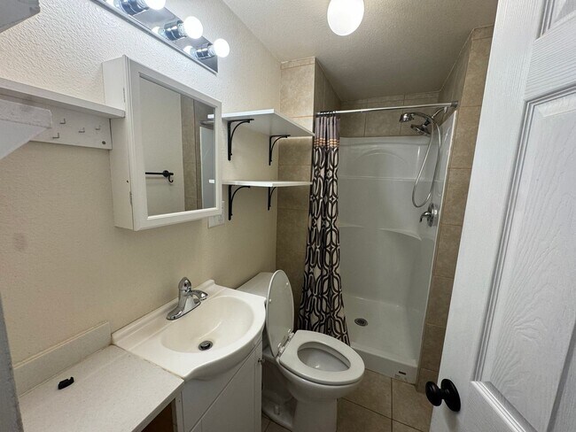 Building Photo - Roseburg 2 bedroom, 1 bath house with garage
