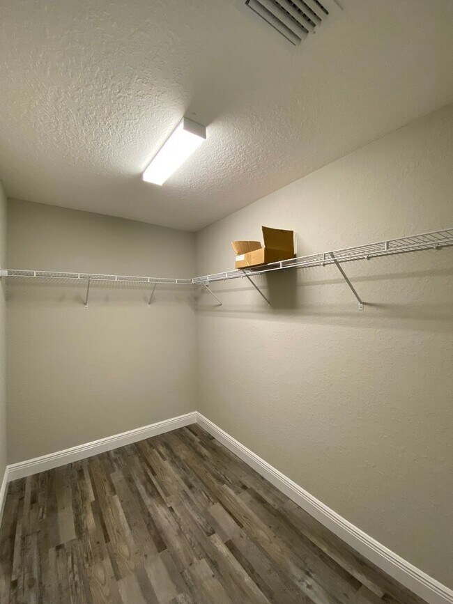 Building Photo - Custom Home - Desirable SE Ocala Neighborh...