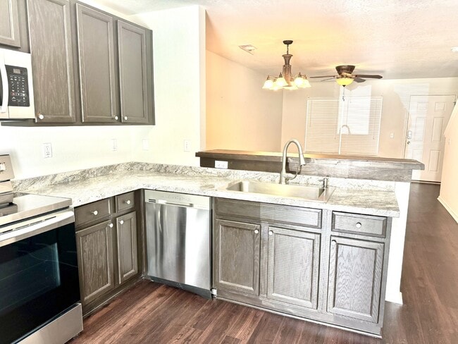 Building Photo - Updated Townhome in University Park!