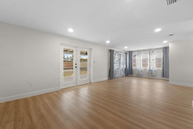 Building Photo - 5720 Parke Ave