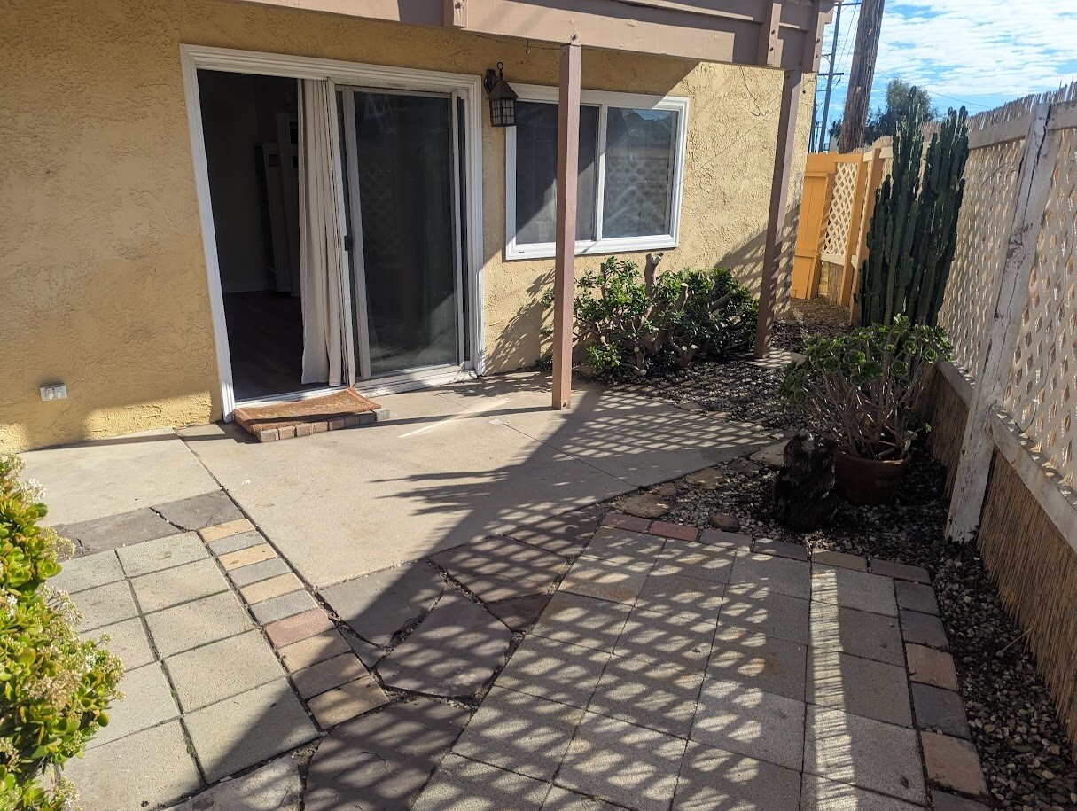 Entry / Patio - 216 Melrose Dr