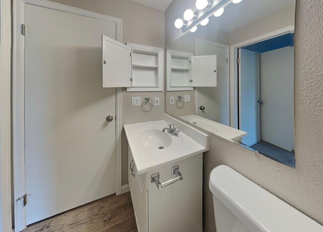 Building Photo - 10964 Elm Dr