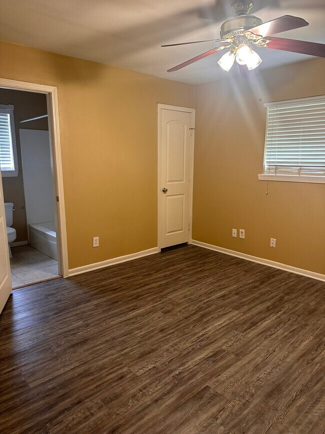 Building Photo - 5830 Effingham Dr