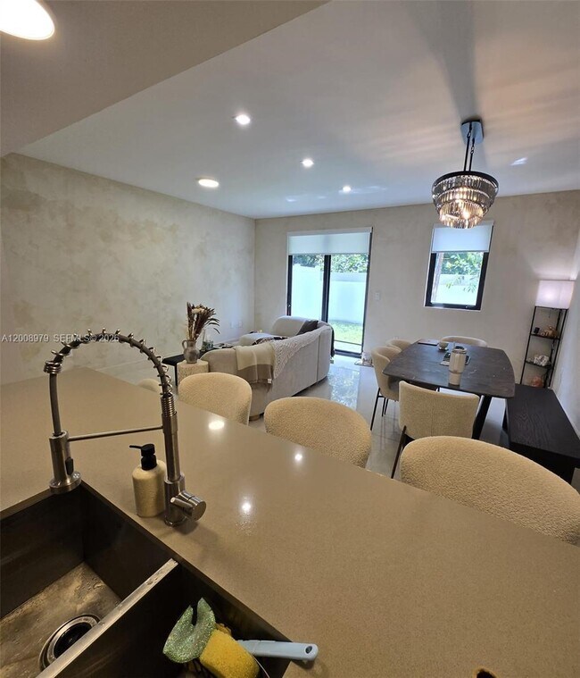 Building Photo - 5503 W Oak Wy