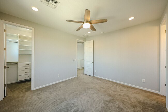 Building Photo - Beautiful 5bedrooms-2Baths Modern Style Home!