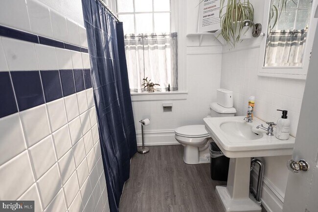 Building Photo - 261 Lincoln Way E