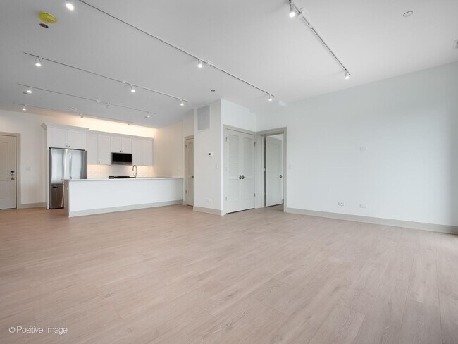 Building Photo - 3202 N Racine Ave