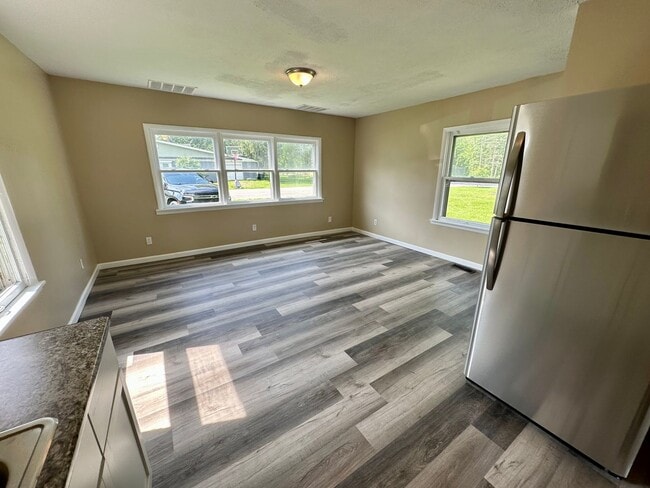 Building Photo - 2 Bedroom,  Close to Park