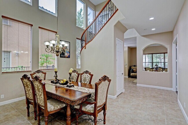 Building Photo - 748 Cresta Cir