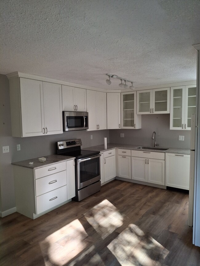 Building Photo - 39 Pine Grove Ave