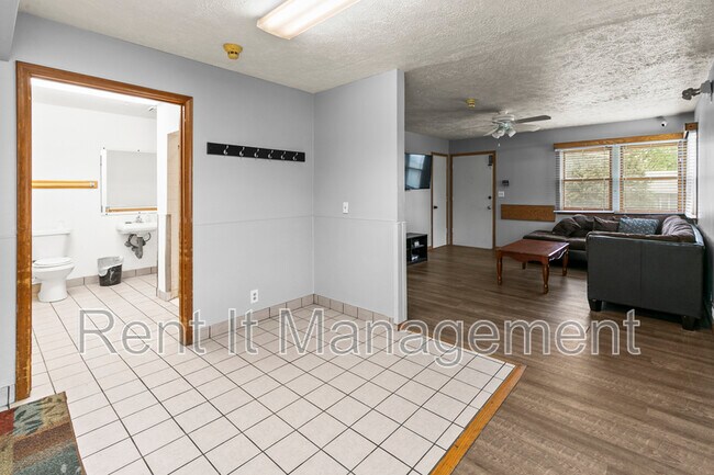 Building Photo - 3701 Saratoga St