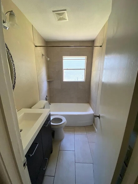 Building Photo - Room in House on Glengariff Dr