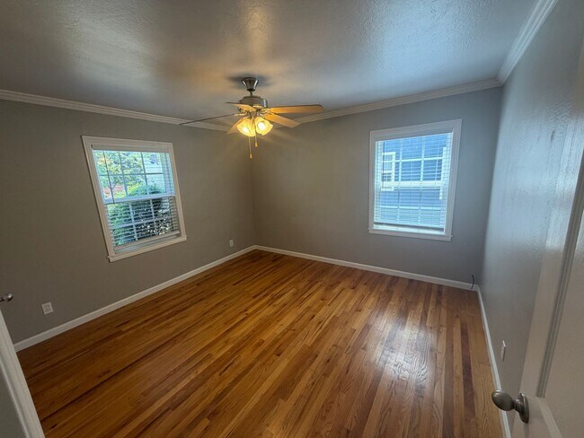 Building Photo - 2 Bedroom | 1 Bathroom | Single family in East Sacramento