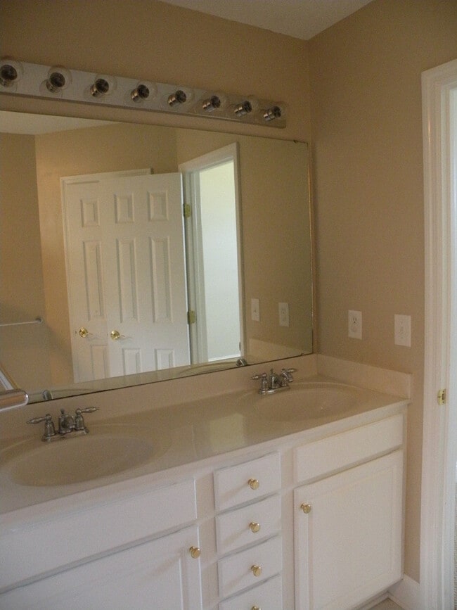 Building Photo - Centrally Located Home in New Bern-3 Bedroom With FROG