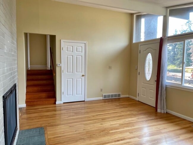 Building Photo - Charming 4 Bed 2 Bath Tri-level in Eastgate, Bellevue