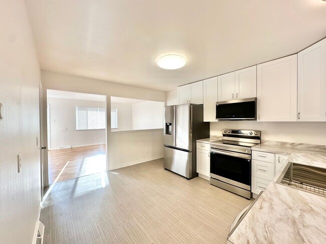 Building Photo - Modern and Spacious Duplex Style Home with...