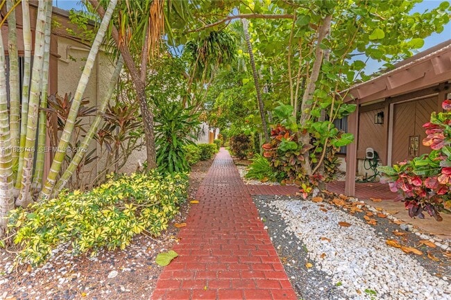 Building Photo - 2627 Parkview Dr S