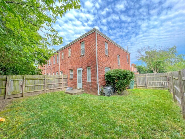 Building Photo - 2883-2889-2889 Wicklow Rd