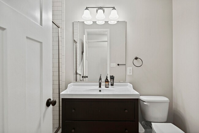 Building Photo - 614 S Port St