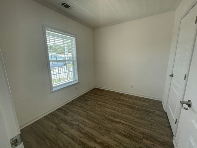 Building Photo - 589 Johnathans Cay
