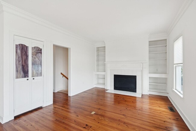 Building Photo - Move In Ready Waterfront Townhome in Downt...