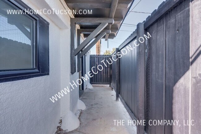 Building Photo - 940 E Florita St