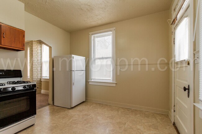 Building Photo - Available Now! | Bright 3 Bedroom / 2 Bathroom Home | 13th & Martha