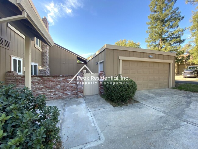 Building Photo - Large 3bd/2.5 Crosswoods Condo with 2 Car ...