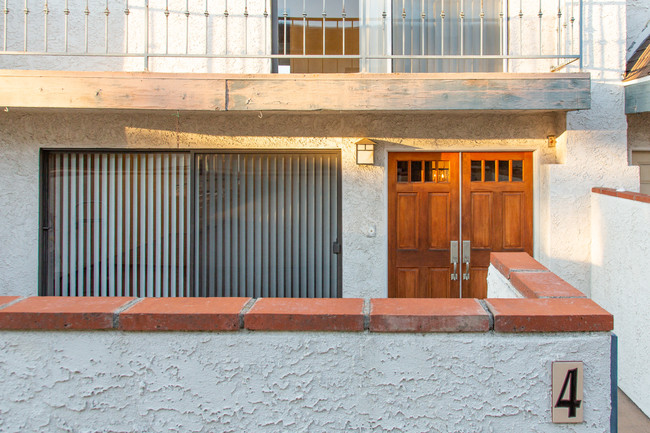 Entry & Courtyard - 208 S Irena Ave