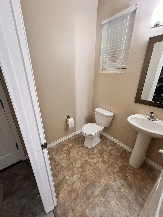 Building Photo - Beautiful Spacious 4bd 2bath Available Oct...