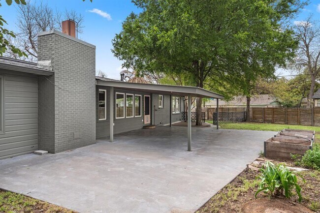 Building Photo - 4330 Parkwood Rd