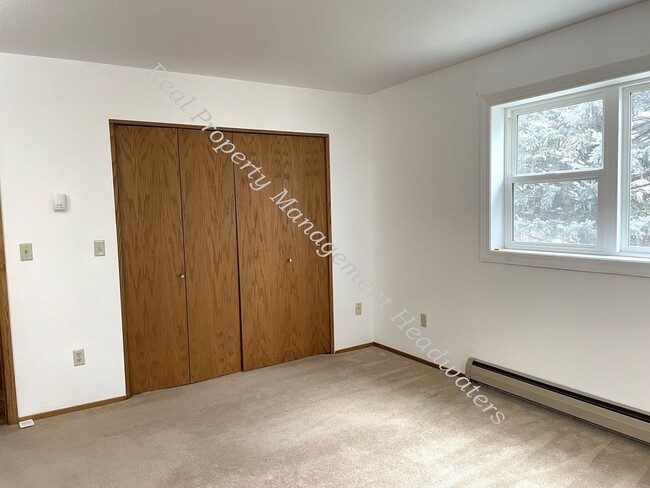 Building Photo - 4+ Bedroom 3-1/2 Bath House for Rent