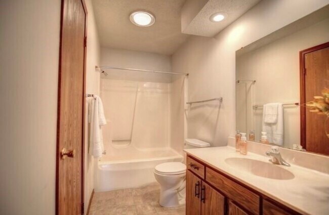 Master Bath - 2414 Heritage Dr