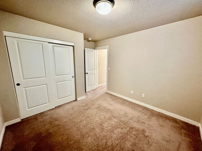 Building Photo - Beautiful 6-bedroom 4-bathroom home in an upscale neighborhood in the Sexton Mountain section of ...