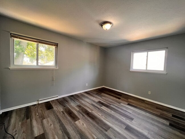 Building Photo - Move in ready!