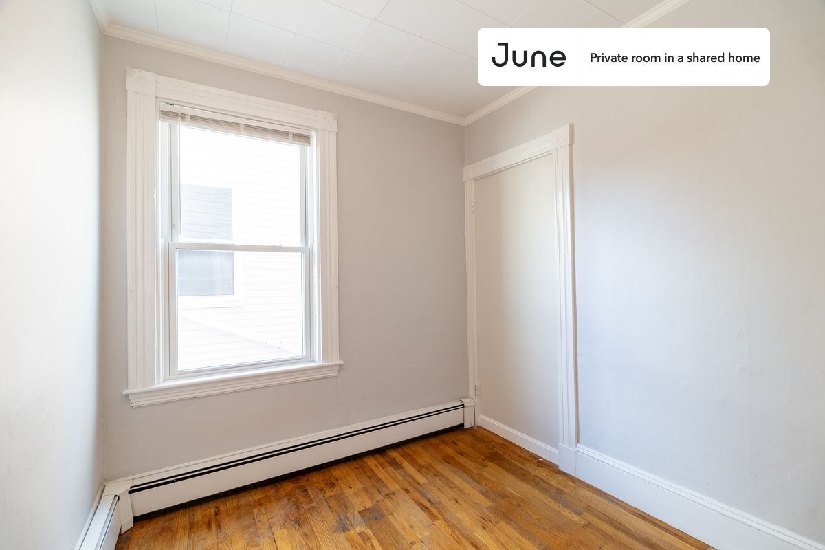 Building Photo - Private bedroom in 3 bed/1 bath Home