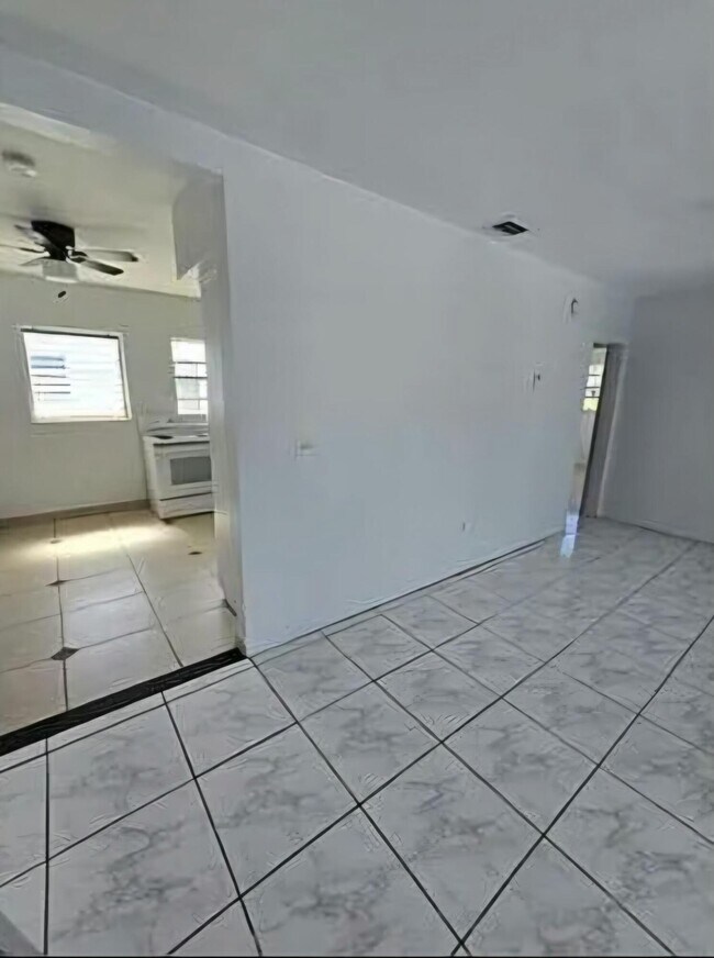 Building Photo - 1440 NE 171 St