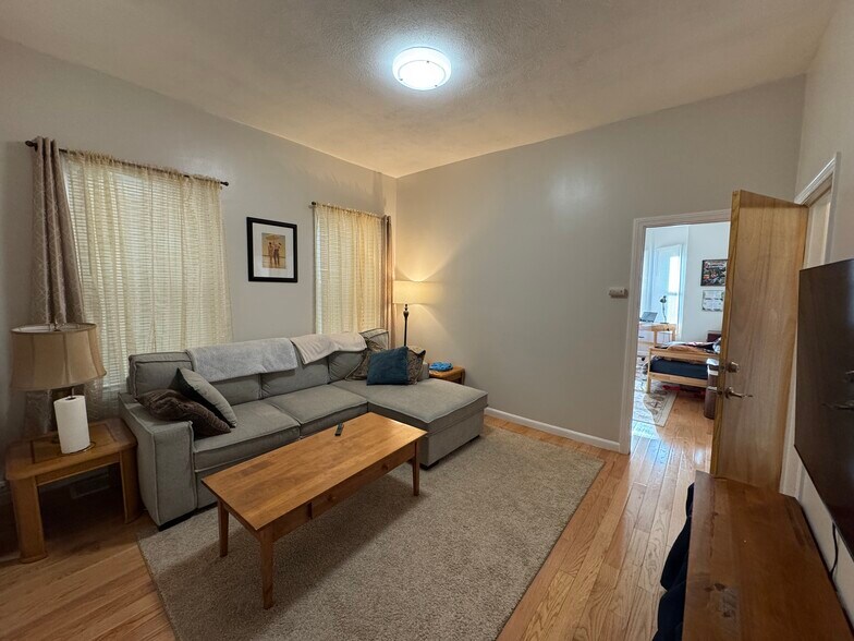 Building Photo - 14 Chelsea St