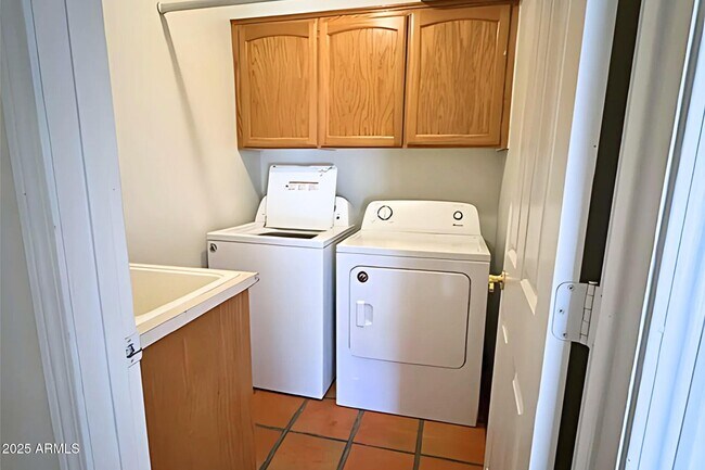 Building Photo - 9431 Serpentine Ln