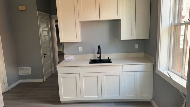 Building Photo - Beautiful renovated apartment with a ton of space!