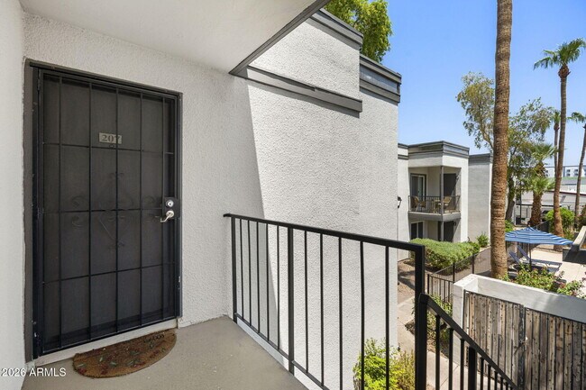 Building Photo - 740 W Elm St